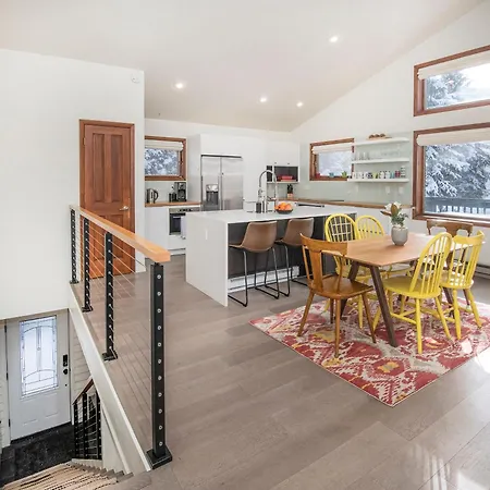 Villa 233 Larkspur Duplex - Unit B